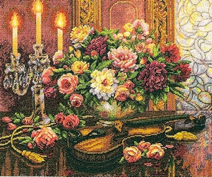 Romantisch bloemstuk met viool Romantisch bloemstuk met viool